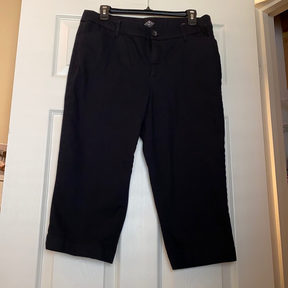 ST JOHN’S BAY CAPRIS!! GREAT FOR FALL- COMFY- WITH BELT LOOPS-FRONT POCKETS!